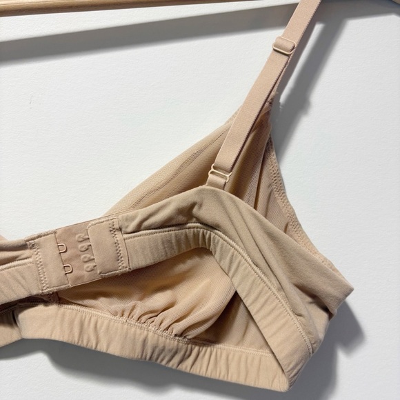 SKIMS Crossover Bralette Size Large Tan Fits Everybody No Underwire Soft V Neck - Picture 8 of 15